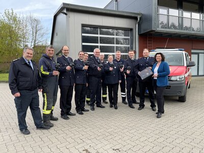 Bürgermeisterin Gabi Kasten übergibt Wärmebildkameras an Ortsfeuerwehren