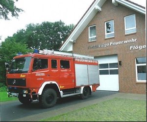 Feuerwehrhaus und Fahrzeug