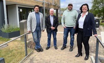 Schiedspersonen mit Bürgermeisterin vor dem Langener Rathaus