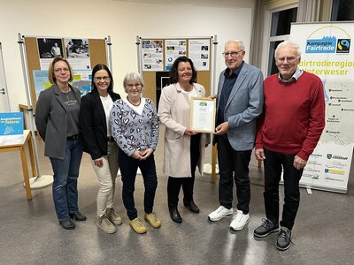 Bürgermeisterin Gabi Kasten mit der Fairtrade-Steuerungsgruppe