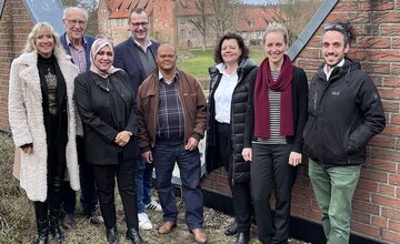 Vertreter aus Geestland und Tozeur auf der Dachterrasse des Rathauses Bad Bederkesa