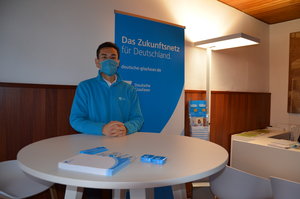 Ein Mitarbeiter der Deutschen Glasfaser berät die Kunden
