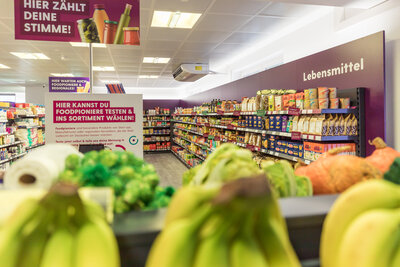 Supermarktregale im Tante-Enso-Laden in Schnega
