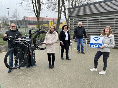 Freuen sich über den neuen Fahrradabstellplatz neben der rad+bus.STATION (von links): Thomas Kuberski (Ortsbürgermeister), Jasmin Weißbrodt (Landkreis Cuxhaven), Gabi Kasten (Bürgermeisterin), Ludwig Augenthaler (Stadt Geestland) und Beke Dahl (Touristinfo).