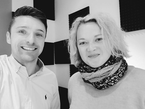 41 Beschwer' dich doch! Janne Großmann ist seit einigen Wochen der personifizierte Kummerkasten der Stadt Geestland. Sie nimmt die eingehenden Beschwerden, Mängelmeldungen und Ideen an und auf und sorgt dafür, dass der richtige Adressat gefunden wird. Dabei sieht sie jede Meldung als Chance – auch wenn sie wieder einmal angeschrien wird. Mit Matthias Wittschieben spricht sie in Zimmerlautstärke über ihre Aufgabe und darüber, warum sie richtig Spaß an der Arbeit hat.