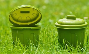 Mülltonnen im Gras