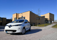 Elektro-Dienstfahrzeug vor dem Rathaus Langen