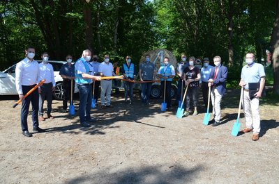 Vertreter der Deutschen Glasfaser und der Stadt Geestland mit Schaufel in der Hand