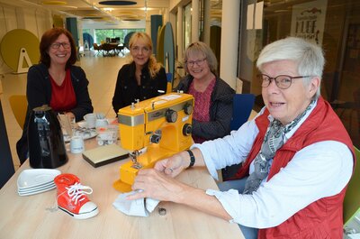 Margret Kirsch mit ihrer gelben Nähmaschine