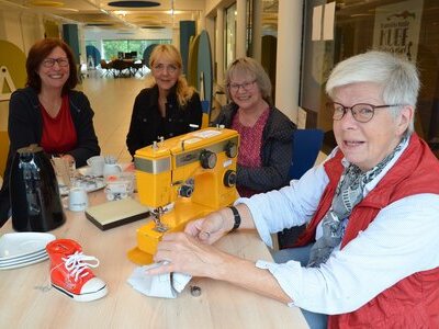 Margret Kirsch mit ihrer gelben Nähmaschine