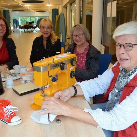 Margret Kirsch mit ihrer gelben Nähmaschine