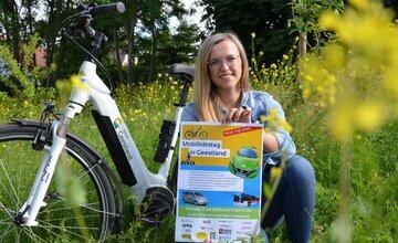 Klimaschutzmanagerin Katharina Koop hält einen Flyer zum Mobilitätstag in den Händen