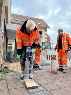 Bauarbeiten vor dem Beerster Rathaus