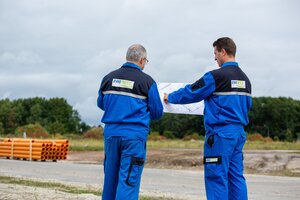 Zwei Männer schauen sich einen Plan an