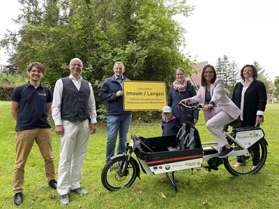 Vertreter der Nationalparkverwaltung übergeben das Lastenrad an die Stadt Geestland