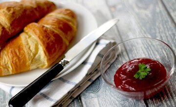 Croissants mit Marmelade