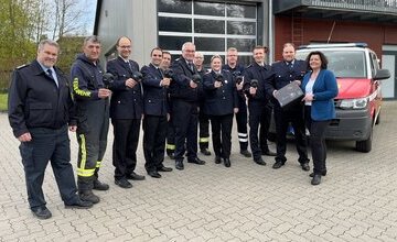 Bürgermeisterin Gabi Kasten übergibt Wärmebildkameras an Ortsfeuerwehren