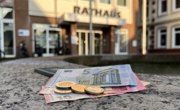 Geld vor dem Rathaus