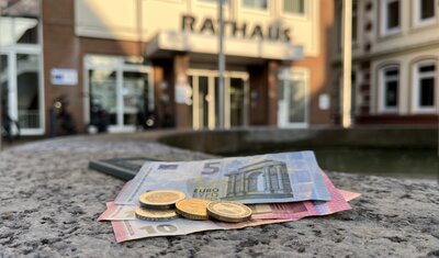 Geld vor dem Rathaus
