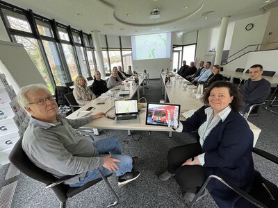 Vertreter der Stadt Geestland mit Verkehrsunternehmen an einem Tisch