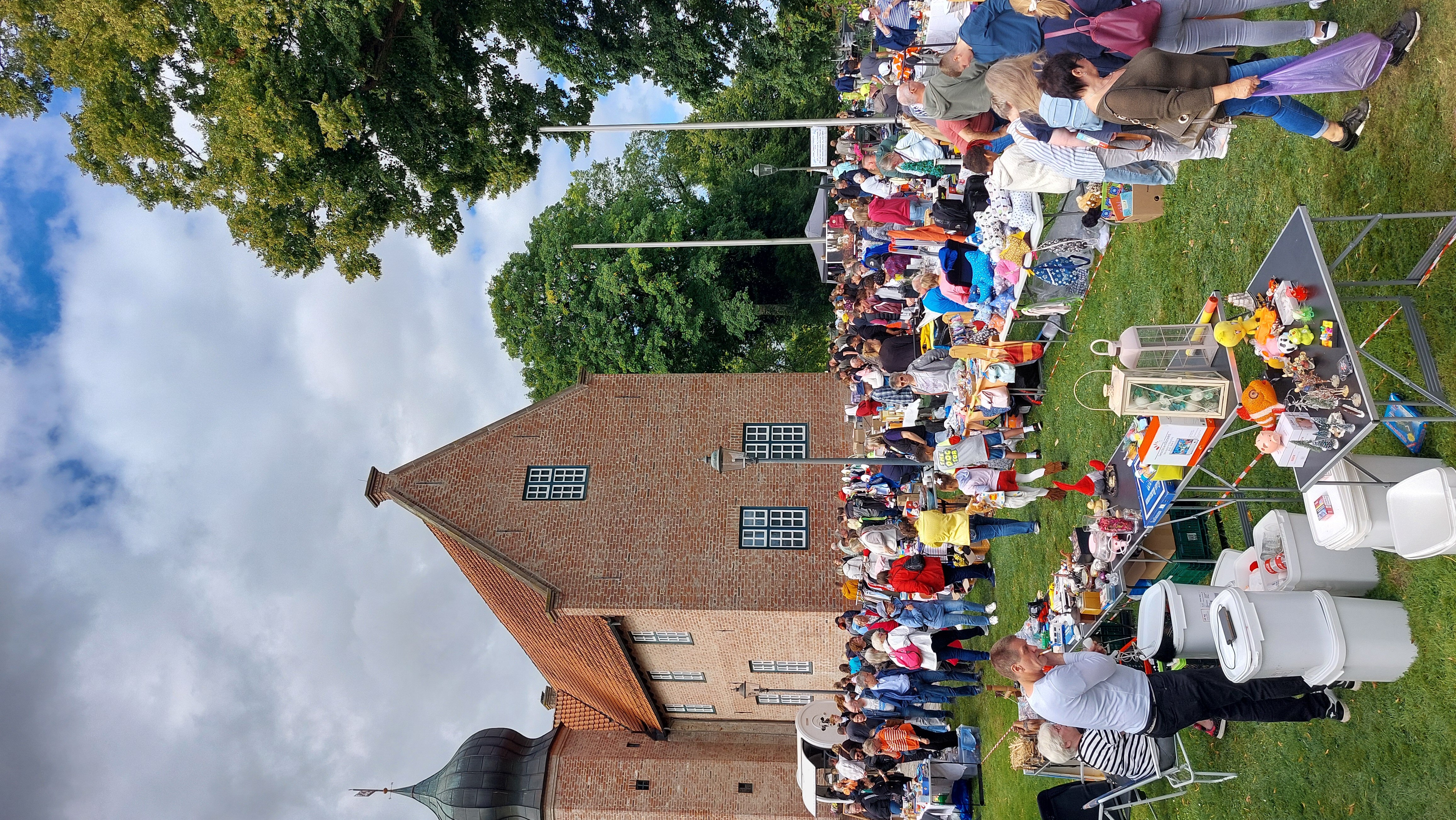 Beerster Sommerfest Flohmarkt an der Burg