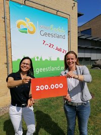 Sonja Thomas und Dana Hebener stehen vor einem STADTRADELN-Plakat