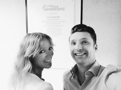 21 Stiften gehen: Dass die Stiftung Geestland der Stadt Geestland ihr Geld auch loswird und die Institution ihrem Zweck somit nachkommt und nicht das Finanzamt auf den Plan ruft, dafür sorgt Britta Murawski. Sie erklärt Matthias Wittschieben, unter welchen Voraussetzungen Vereine, Verbände und Co. eine Förderung durch die Stiftung beantragen können.