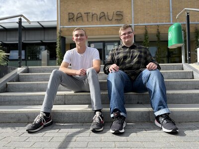 Julius Waller und Robin Thölken auf den Treppen vor dem Rathaus Langen