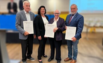 Gabi Kasten zeichnet Günter Diekhoff, Ellen Frank und Heinz Wilhelm Boldt als Ehrenortsbürgermeister aus