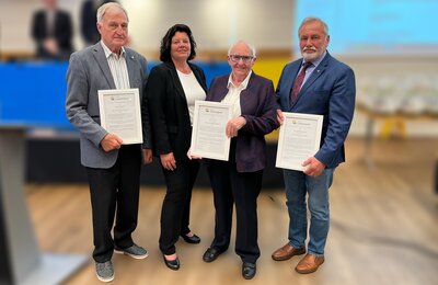Gabi Kasten zeichnet Günter Diekhoff, Ellen Frank und Heinz Wilhelm Boldt als Ehrenortsbürgermeister aus