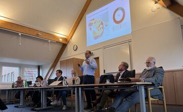 Vertreter von Stadt und EWE NETZ im Sitzungssaal