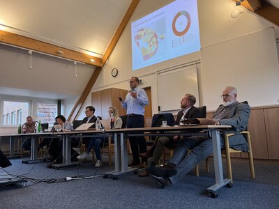 Vertreter von Stadt und EWE NETZ im Sitzungssaal