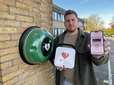 Verwaltungsmitarbeiter Jascha Georgi zeigt einen smarten Defibrillator