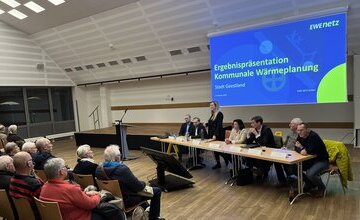 Vertreter von EWE NETZ und Stadt Geestland stellen die Ergebnisse der kommunalen Wärmeplanung vor