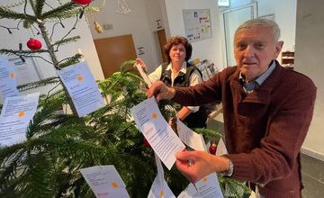 Ellen und Wolfgang Liedtke vom Tafel-Team befestigen die Wünsche am Tannenbaum