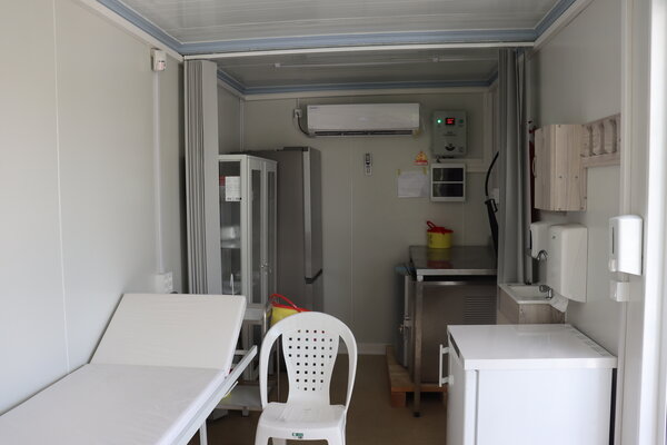 Innenansicht des Impfcontainers (mit Kühlschrank und Liege)