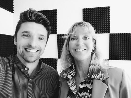13 Mit neun Buchstaben um die Welt: Britta Murawski erklärt Matthias Wittschieben, warum der internationale Ansatz der neun Buchstaben des Wortes „Geestland“ der Kommune mehr bringt, als wenn sie mit ihren vier Buchstaben nur im Büro bliebe.