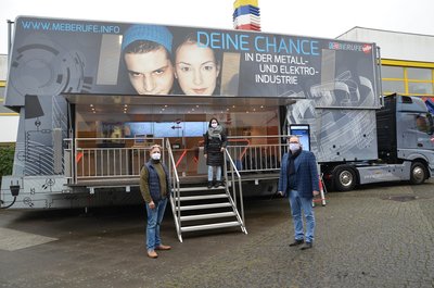 Info-Truck vor der Oberschule Langen