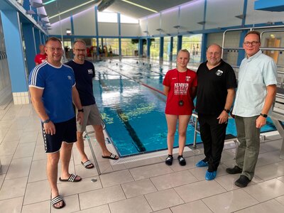 Jan Meinke, Lehrer an der Oberschule Bederkesa, Dirk Eilers, Lehrer am NIG, Beeke Hilgen, Übungsleiterin beim TSV Bederkesa und Manuel Kuhn, Badleiter