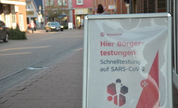 Hinweisschild Schnelltestzentrum