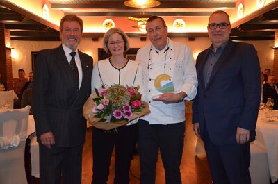 Wilfried Habenicht (ganz links) und Bürgermeister Thorsten Krüger (ganz rechts) überreichte den Unternehmerpreis an Andrea Roming und Klaus Manke.