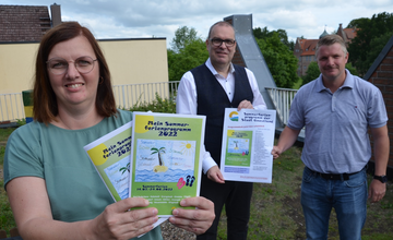 Mareike Buck, Bürgermeister Thorsten Krüger und Dennis Rösner präsentieren das Sommerferienprogramm
