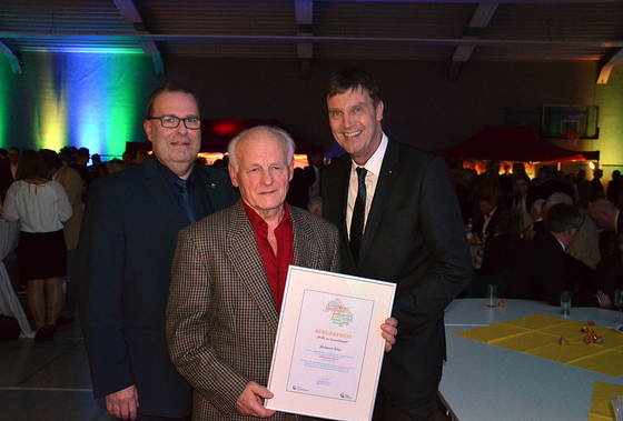 Bürgerpreisträger Helmut Klie mit dem Bürgermeister Thorsten Krüger und dem Landrat Kai-Uwe Bielefeld