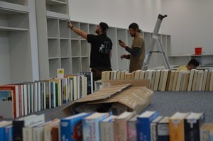 Handwerker bauen Regale auf