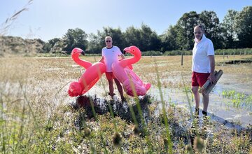 Mitarbeiter der Stadt Geestland mit Aufblasflamingos