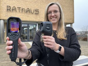 Katharina Koop mit Wärmebildkamera in der Hand