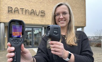 Katharina Koop mit Wärmebildkamera in der Hand