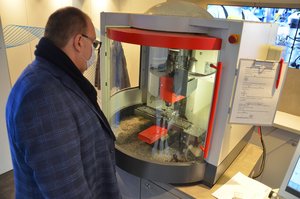 Bürgermeister Thorsten Krüger begutachtet Fräsmaschine