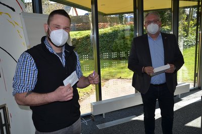 Florian Kaste und Henning Dageförde vom DRK erklären den Ablauf beim Corona-Test