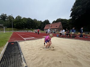 Schüler beim Weitsprung